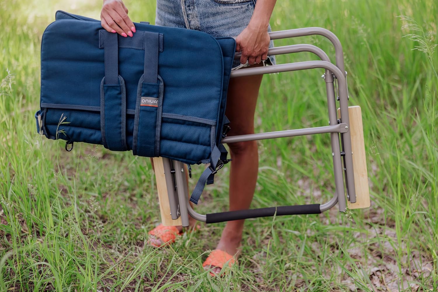 PICNIC TIME Descanso Padded Beach Chair, Low Camping Chair with Removable Washable Cover, Backpack Beach Chair image 7